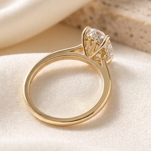 Anillo ovalado de moissanita con forma de catedral, halo oculto, galería con inicial personalizada y detalles de diamantes de laboratorio.