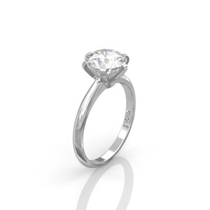 Pu&ograve; includere: Un anello di fidanzamento in argento con un grande diamante rotondo e trasparente. L'anello &egrave; contrassegnato "14K" sulla fascia interna.