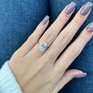 Förlovningsring med dold halo, 1,5 upp till 3 karat solitaire oval moissanitring, oval 14k, 1,5 mm tunn ring och 0,11 ct dold halo diamant bild 3