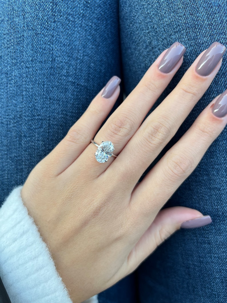 Förlovningsring med dold halo, 1,5 upp till 3 karat solitaire oval moissanitring, oval 14k, 1,5 mm tunn ring och 0,11 ct dold halo diamant bild 3
