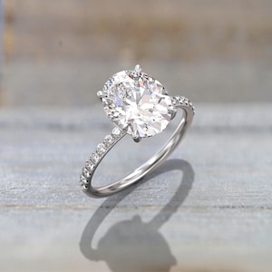 14k Weißgold Moissanit Verlobungsring 4 ct Moissanit oval 11 x 9 mm versteckter Halo-Ring & halber Eternity Diamantring 0,24 ct 1,6 mm Band