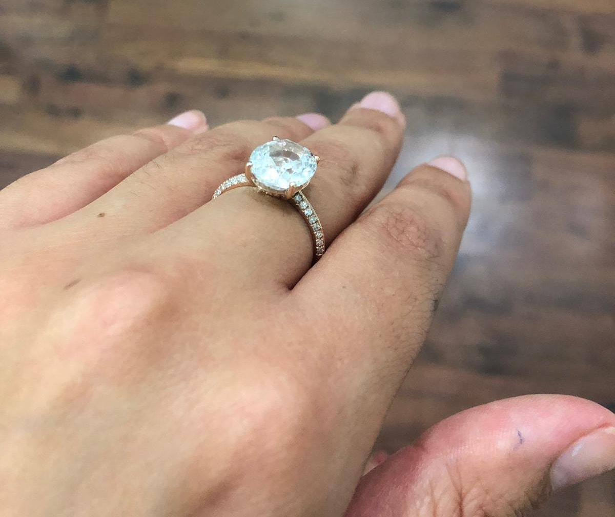 Anello A Fascia Larga Con Zaffiro Blu Taglio Ovale E Diamanti In Oro Giallo 14 Carati