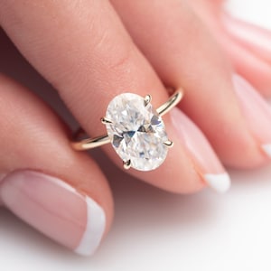Förlovningsring med dold halo, 1,5 upp till 3 karat solitaire oval moissanitring, oval 14k, 1,5 mm tunn ring och 0,11 ct dold halo diamant bild 5