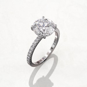 Anillo de compromiso clásico de moissanita de corte redondo con engaste de 4 puntas, solitario de oro blanco de 14 quilates de 9 mm y 3 ct, anillo de diamantes de media eternidad de 0,20 ct