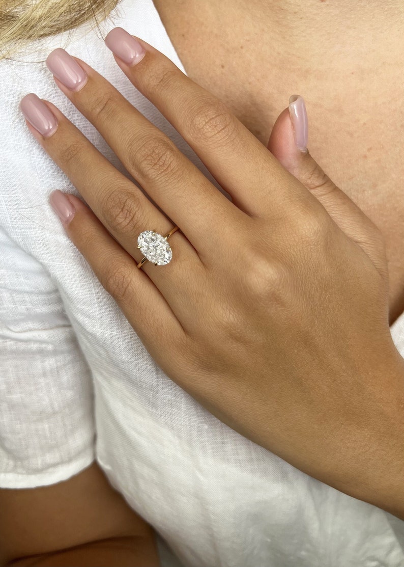 Förlovningsring med dold halo, 1,5 upp till 3 karat solitaire oval moissanitring, oval 14k, 1,5 mm tunn ring och 0,11 ct dold halo diamant bild 2