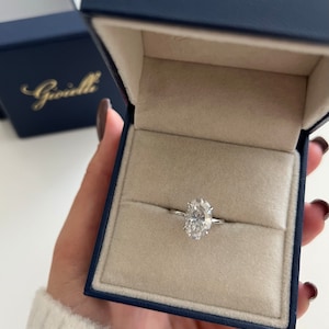 Förlovningsring med dold halo, 1,5 upp till 3 karat solitaire oval moissanitring, oval 14k, 1,5 mm tunn ring och 0,11 ct dold halo diamant bild 7