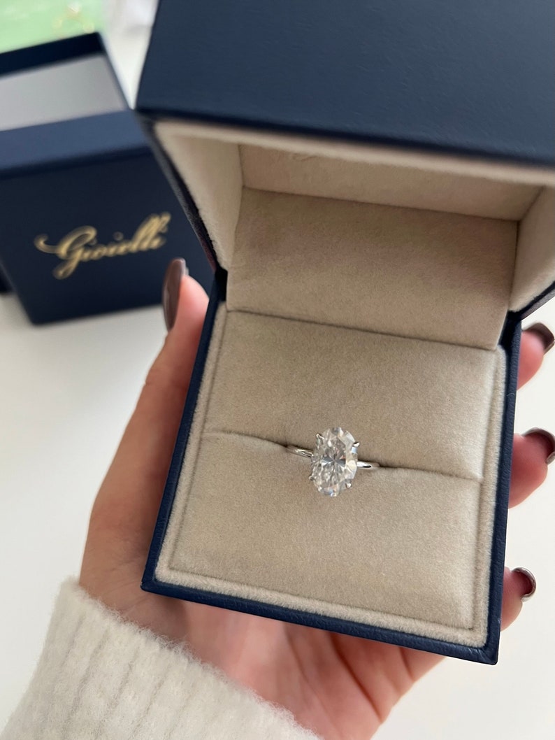 Förlovningsring med dold halo, 1,5 upp till 3 karat solitaire oval moissanitring, oval 14k, 1,5 mm tunn ring och 0,11 ct dold halo diamant bild 7