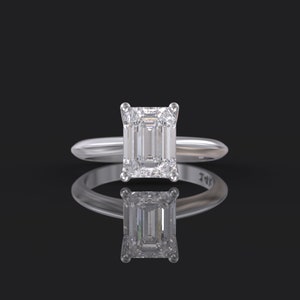 Pu&ograve; includere: Un anello di fidanzamento in argento con un grande diamante a taglio smeraldo trasparente.