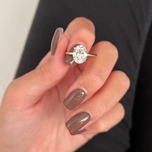 Anillo de compromiso ovalado de moissanita ovalada de hielo picado de 3 ct, 10 x 8 mm, banda fina de 2 mm, diamante natural, halo oculto