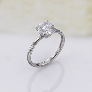 Low-Profile 1.5ct Round Solitaire Ring – IGI Certified Lab-Grown Diamond – 2mm Band in 14K/18K