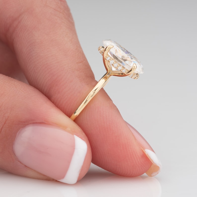 Förlovningsring med dold halo, 1,5 upp till 3 karat solitaire oval moissanitring, oval 14k, 1,5 mm tunn ring och 0,11 ct dold halo diamant bild 6