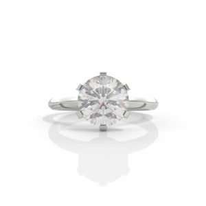 Pu&ograve; includere: Un anello d'argento con un grande diamante rotondo e trasparente incastonato in una montatura a sei griffe.