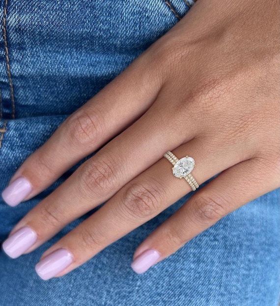 2カラットのラボグロウンダイヤモンドの婚約指輪と、お揃いの結婚指輪