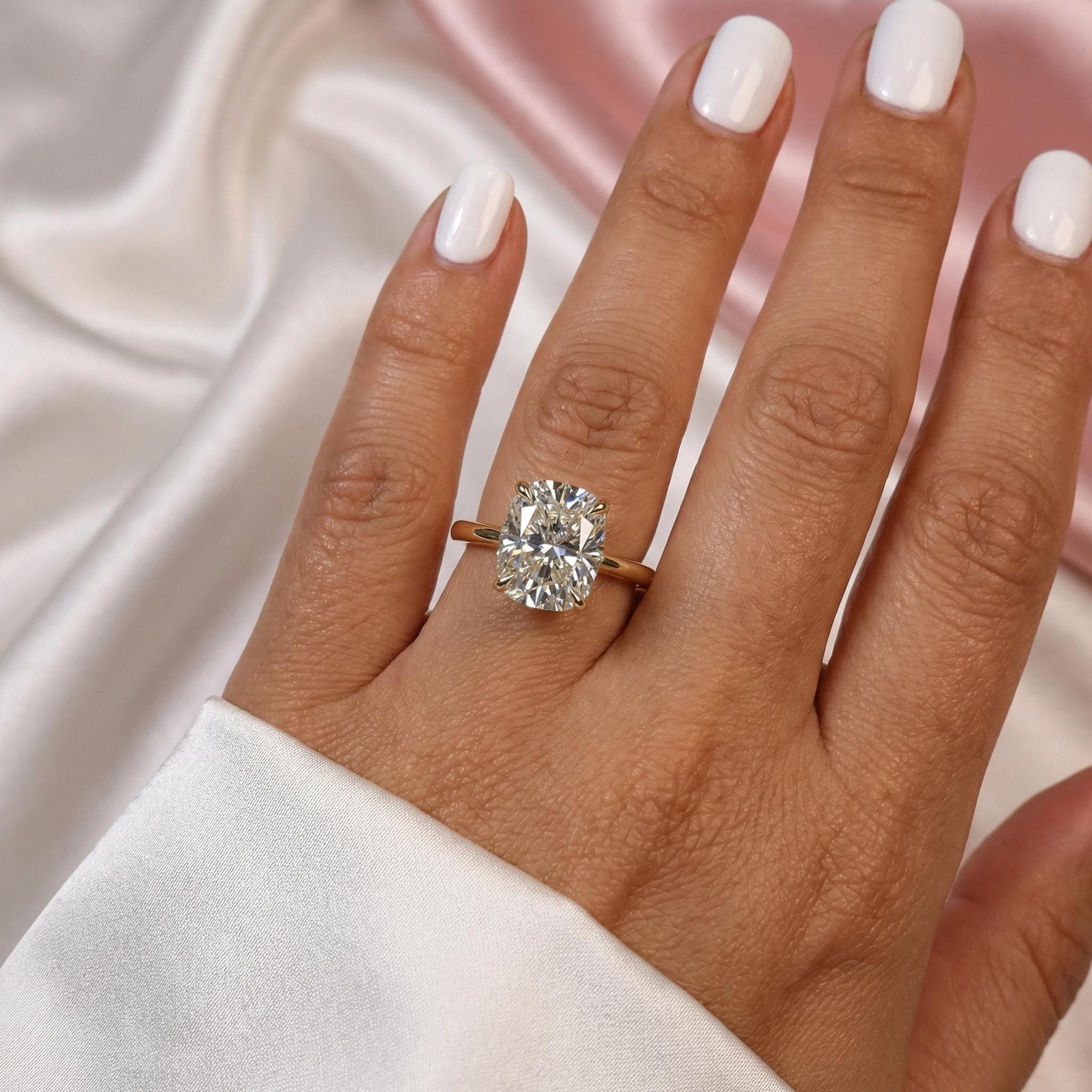 4カラットのモアッサナイト婚約指輪、クッションカットソリティア、14
