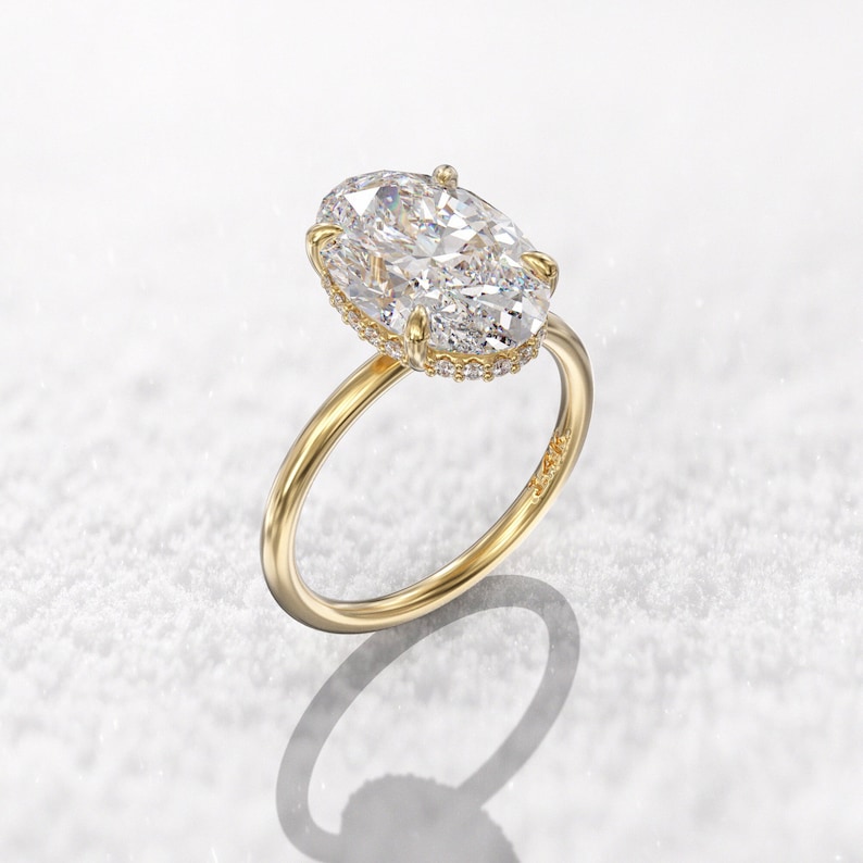 Förlovningsring med dold halo, 1,5 upp till 3 karat solitaire oval moissanitring, oval 14k, 1,5 mm tunn ring och 0,11 ct dold halo diamant bild 1