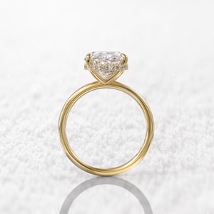 Förlovningsring med dold halo, 1,5 upp till 3 karat solitaire oval moissanitring, oval 14k, 1,5 mm tunn ring och 0,11 ct dold halo diamant bild 8