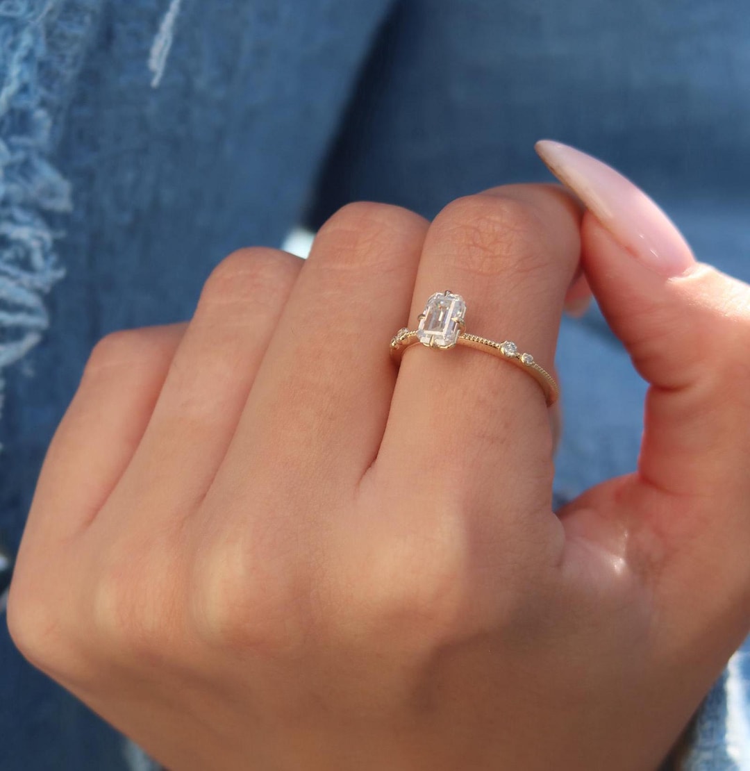 1カラットのエメラルドカットのラボグロウンダイヤモンド婚約指輪