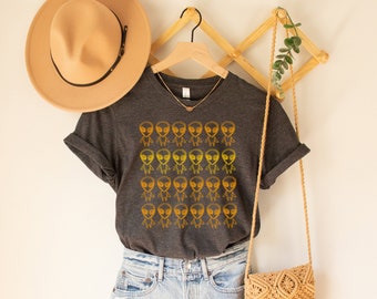 Camicia aliena, camicia carina dello spazio esterno, t-shirt Ufo, maglietta grafica cosmica grigia, camicie illustrazione Aliens, abbigliamento Space Girl, regalo amante alieno