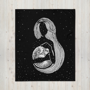 以下が含まれることがあります： 星形の模様がついた球体を抱えている女性の白黒のイラスト。女性の髪は長く、流れ落ちており、星々に囲まれている。