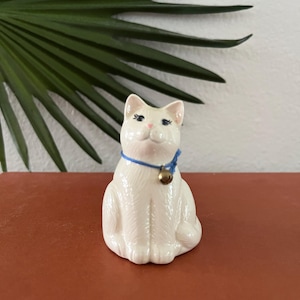 Mała zabytkowa porcelanowa biała figurka kota