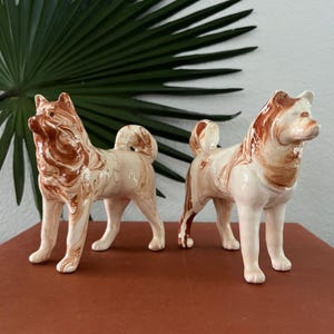 Estátuas de cachorro Husky Siberiano de porcelana vintage com acabamento em redemoinho Mocha Pass assinado