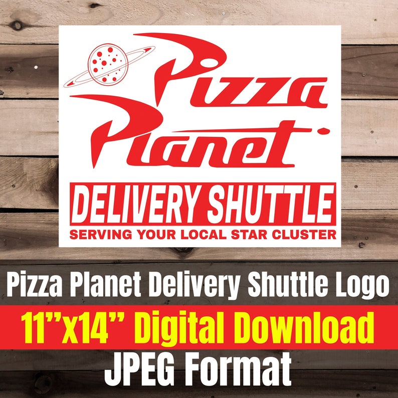 K&ouml;nnte beinhalten: Ein digitaler Download eines roten und wei&szlig;en Pizza Planet Delivery Shuttle-Logos. Das Logo zeigt einen roten Planeten mit einem Ring darum und die Worte "Pizza Planet" in einer roten, stilisierten Schrift. Der Text "DELIVERY SHUTTLE" ist rot und der Text "SERVING YOUR LOCAL STAR CLUSTER" ist schwarz. Das Logo befindet sich auf einem wei&szlig;en Hintergrund. Das Bild ist 28 cm x 35,5 cm gro&szlig; und im JPEG-Format.