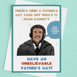 Peut inclure: Une carte humoristique pour la fête des pères avec une illustration de dessin animé d'un homme avec un microphone et des écouteurs. Le texte sur la carte dit "There's been a Father's Day card but who's it from Kammy?" et "Has there? I dunno Jeff!" La carte dit aussi "Have an unbelievable Father's Day!"