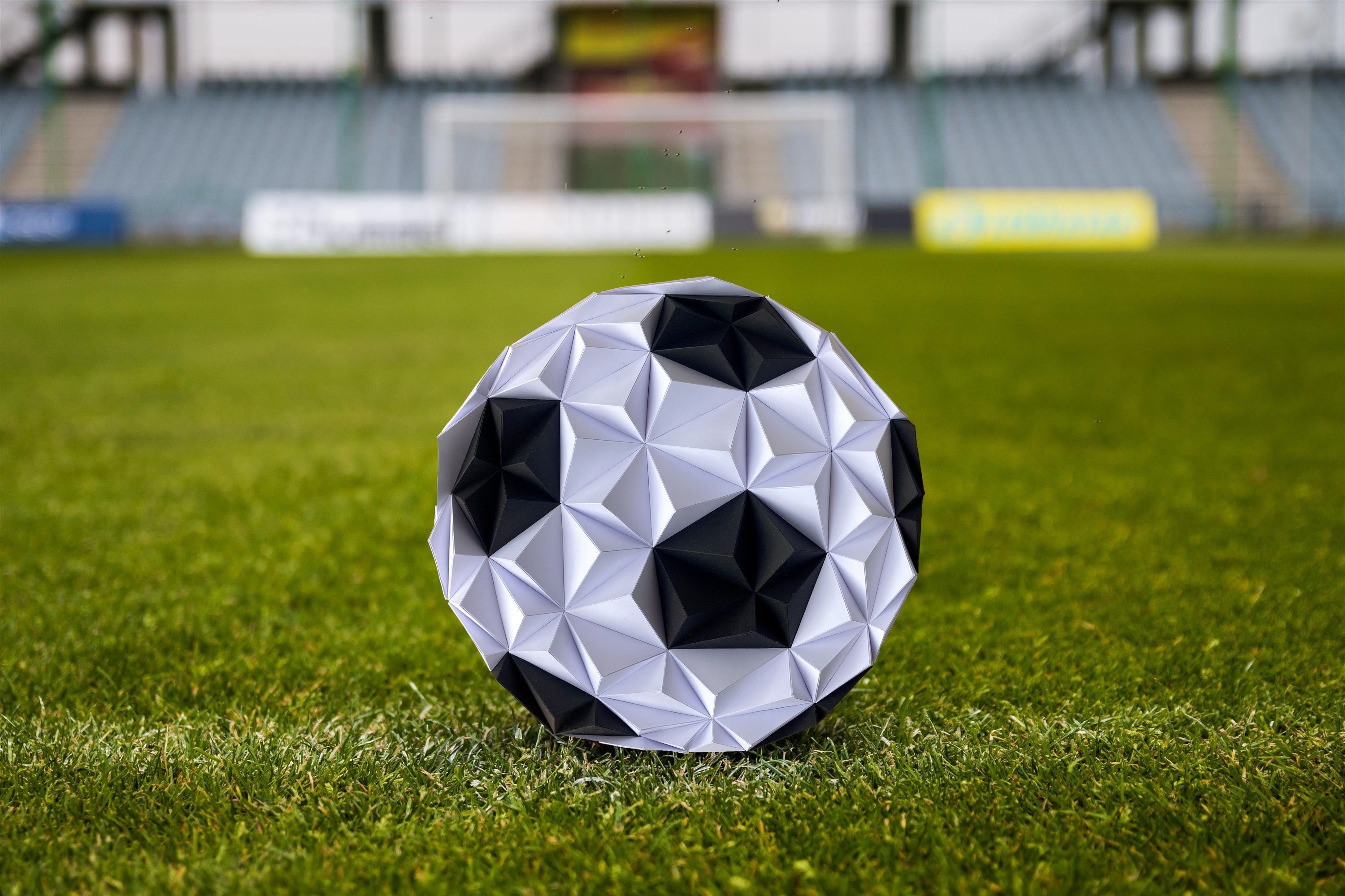 Coupe en forme de ballon de foot avec gravure verre personnalisée.