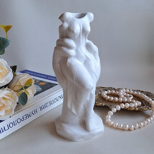 Skulpturale Betonvase Frau in Männerhand, romantisch elegante minimalistische Wohnkultur Feminine Body Art Vase für modernes Interieur Einzigartiges Geschenk