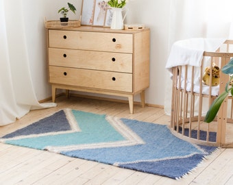 Piccolo tappeto a zig zag blu 40"x64" in lana di pecora, tappeto da comodino di colore blu, tappeto boho tessuto a mano