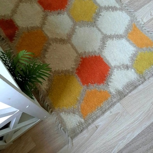 Fabulous Milk & Honey Wool Runner 89 x 152 cm, vit gul bärnstensorange hexagonmönster kelimmatta, kelimmatta med honungskaka 14x7 cm