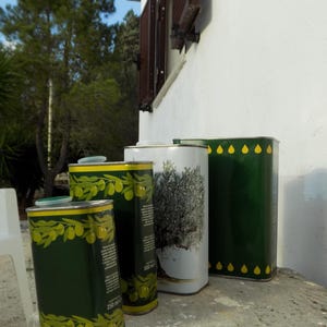 Olive oil, extra virgin, 0.25 l, superior quality, flavored with bay leaves, first cold pressing, high-end, organic olives