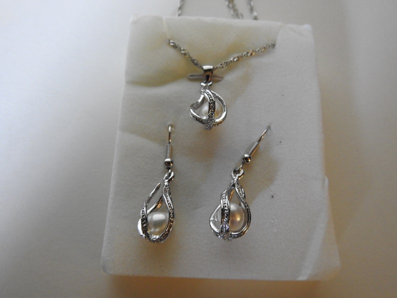 Vintage unbranded costume jewelry necklace and earring set
