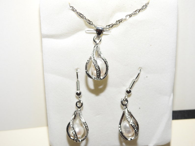 Vintage unbranded costume jewelry necklace and earring set