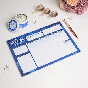 以下が含まれることがあります： 星柄の青い白の週間プランナーノート。ノートには「My Weekly Plan」のセクションがあり、やることリスト、目標達成セクション、週ごとの毎日のプランナーセクションが含まれています。