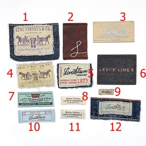 Può includere: Una collezione di etichette Levi Strauss & Co. in varie forme e colori. Le etichette presentano testo e grafica, tra cui il logo Levi Strauss, carrozze trainate da cavalli e la scritta "Quality Never Goes Out of Style."