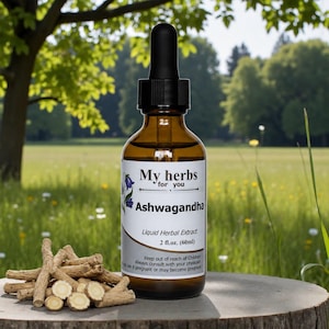 Pode incluir: Um frasco conta-gotas de vidro âmbar contendo extrato líquido de ervas Ashwagandha, rotulado com o texto My herbs for you, Ashwagandha, Liquid Herbal Extract e 2 fl.oz. (60ml), acompanhado por uma pilha de pedaços de raiz lenhosa seca.