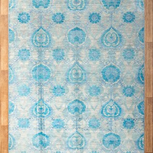 Puede incluir: Una alfombra azul claro y blanca con un patr&oacute;n floral. La alfombra mide 8x10 pies o 250x300 cent&iacute;metros. C&oacute;digo de art&iacute;culo: 9032