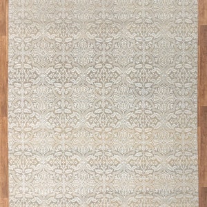 Puede incluir: Una alfombra de &aacute;rea blanca y beige con un patr&oacute;n floral repetitivo. La alfombra tiene un borde de flecos y mide 8x10 pies o 250x300 cent&iacute;metros. C&oacute;digo de art&iacute;culo: 7212