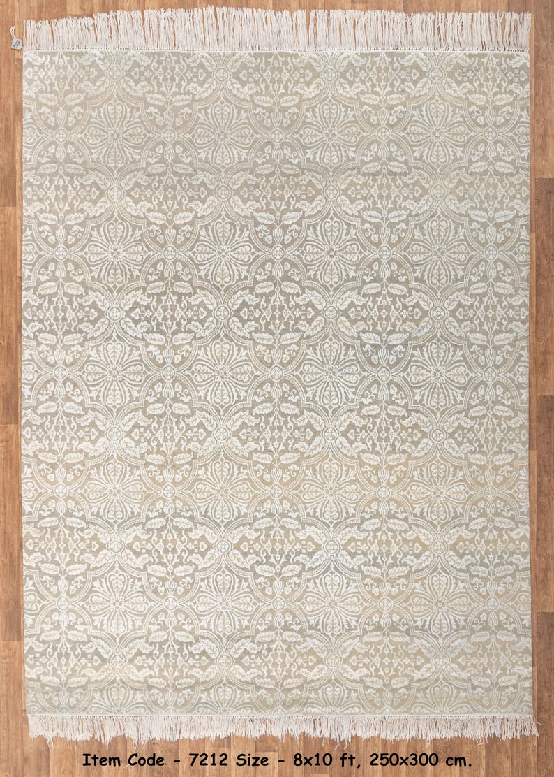 Puede incluir: Una alfombra de &aacute;rea blanca y beige con un patr&oacute;n floral repetitivo. La alfombra tiene un borde de flecos y mide 8x10 pies o 250x300 cent&iacute;metros. C&oacute;digo de art&iacute;culo: 7212