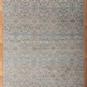 K&ouml;nnte beinhalten: Ein beiger Teppich mit einem blauen und wei&szlig;en Blumenmuster. Der Teppich hat einen Used-Look und ist 8x10 Fu&szlig; oder 250x300 Zentimeter gro&szlig;.