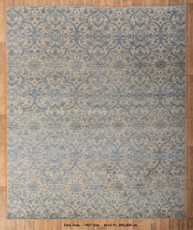 K&ouml;nnte beinhalten: Ein beiger Teppich mit einem blauen und wei&szlig;en Blumenmuster. Der Teppich hat einen Used-Look und ist 8x10 Fu&szlig; oder 250x300 Zentimeter gro&szlig;.