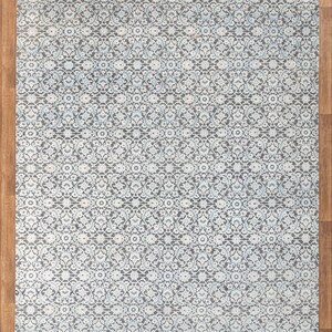 Może przedstawiać: Biało-szary dywan z wzorem kwiatowym. Dywan ma frędzlową krawędź i mierzy 9x12 st&oacute;p lub 270x360 centymetr&oacute;w. Kod produktu - 7610