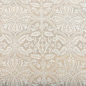Puede incluir: Tela beige con un patr&oacute;n damasco blanco. El patr&oacute;n presenta intrincados dise&ntilde;os florales y motivos repetitivos.