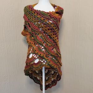 Chal bohemio de ganchillo hecho a mano, triangular, "Otoño", naranja, amarillo, verde, burdeos y terracota.