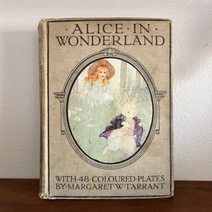 Antyczne wydanie Alicji w Krainie Czarów autorstwa Lewisa Carrolla z ilustracjami Margaret Tarrant – ok. 1920 r.