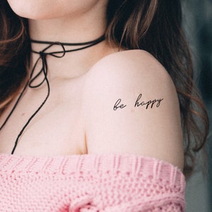 Be Happy (Set di 2) - Tatuaggio temporaneo / Tatuaggio temporaneo con citazione / Tatuaggio temporaneo con scritta / Tatuaggio con testo / Tatuaggio temporaneo con tipografia