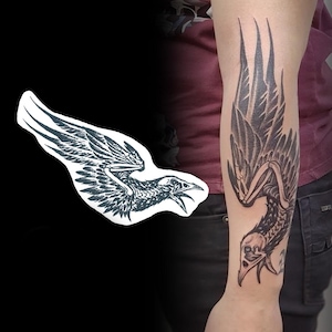 Puede incluir: Diseño de tatuaje de cuervo en blanco y negro en un brazo, con una ilustración detallada de un ave con las alas extendidas y una estructura esquelética. También es visible una pegatina con el mismo diseño.