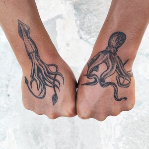 Puede incluir: Dos tatuajes en blanco y negro en los brazos de una persona. Un tatuaje es de un calamar con tent&aacute;culos, el otro es de un pulpo con tent&aacute;culos.