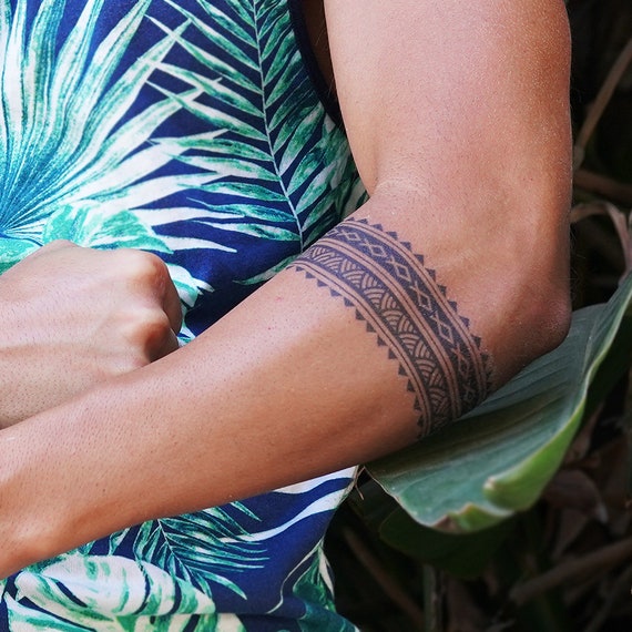 Polynesian armband tattoo female design. Pattern aboriginal samoan. Black  and white texture, isolated vector. Stock Vector | Adobe Stock